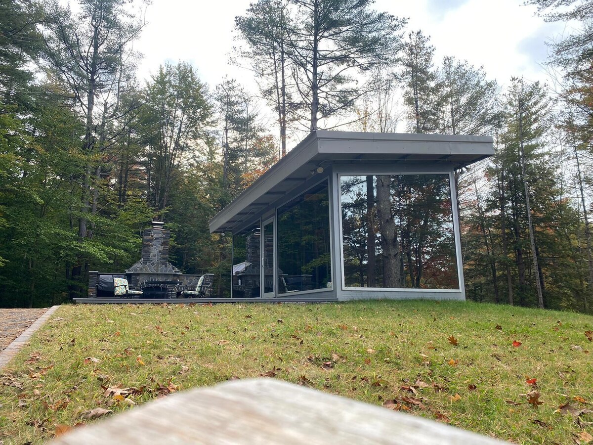 360 degrees of nature from within the 1 bedroom Vermont Mirror House.