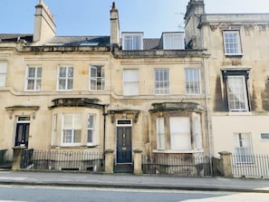 Charlottes Townhouse - located just off Queen Square in the heart of the city of Bath