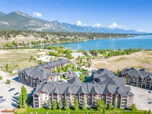 This 3-bedroom condo in Lake Windermere Pointe is just a 2-minute walk from James Chabot beach for summer sand and winter ice skating.