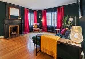 The glamorous front sitting room is a VIBE & has a fold-down futon bed!