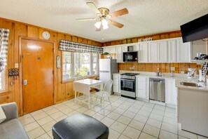 Dining Area | Dishware & Flatware Provided | Central A/C