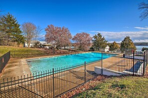 Community Amenities | Outdoor Pool | Boat Dock | Playground
