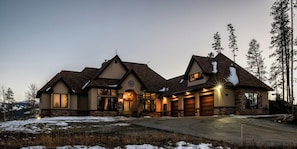 Luxury Mountain Retreat! Sleeps 30!