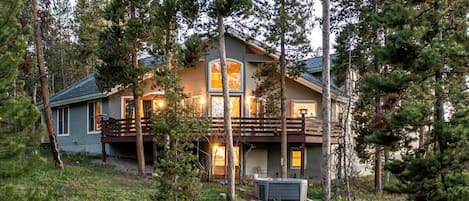 This 3 story home offer mountain views and lots of space!