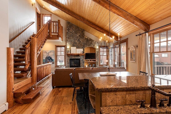 Beautiful luxurious cabin, with vaulted ceilings!