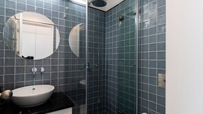 Modern full bathroom with a shower, sink and toilet #bathroom