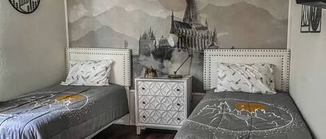 Bedroom 3 - 2 twin beds, mounted TV, Harry Potter mural