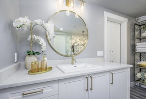 Extra large ensuite with large vanity