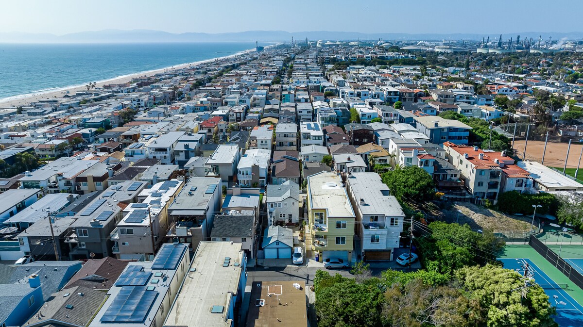 Beach Townhome + Ocean Views + Sleeps 6 + Parking