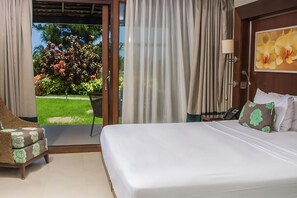 Unit with 1 King bed or 2 Twin beds. Exact unit will be assigned upon arrival. Views, colors and decor may vary.