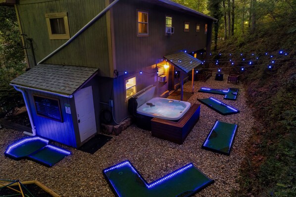 Outdoor spa tub