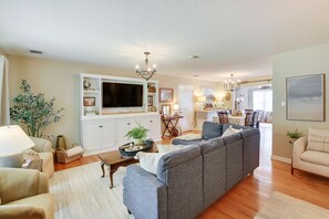 Living Room | Free WiFi | Smart TV