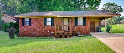 Oxford Vacation Rental | 3BR | 1BA | 1,200 Sq Ft | Stairs Required