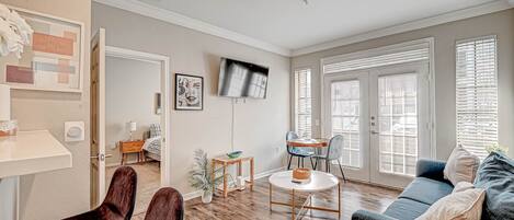 Cozy living room, with smart TV, and a small dining area for two!