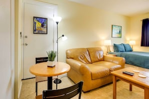 Studio | Free WiFi | Keyless Entry | Smart TV | Workspace | Dining Area