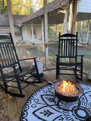Side screen porch between cabins