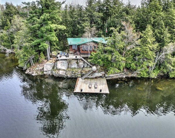 PANORAMA LAKEFRONT COTTAGE
