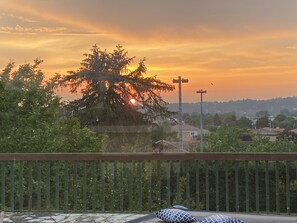 Coucher de soleil sur le court de tennis depuis la terrasse