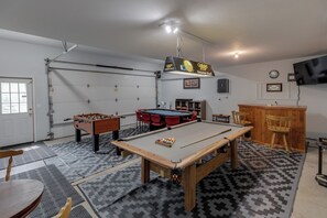 Heated & Cooled Game Room with bar! 