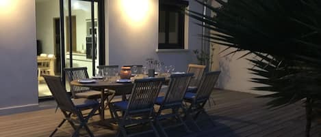 Espace repas terrasse jardin
