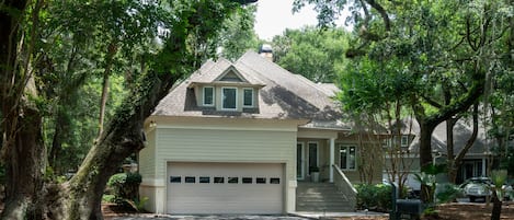 2995 Hidden Oak is a beautifully renovated 5 bedroom, 3.5 bath home!