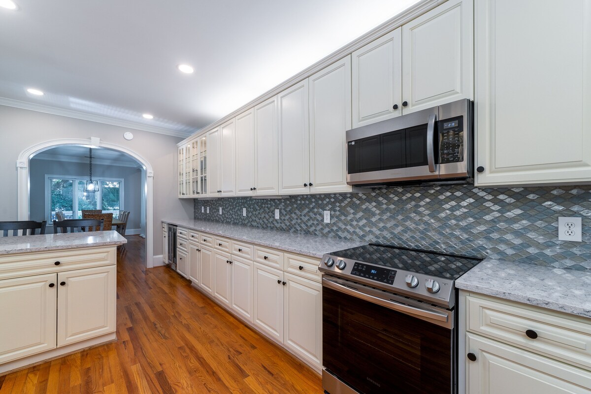 Fantastic Home 5 Br/3.5 Ba! Sleeps 12! Updated Throughout! Amenity Cards!