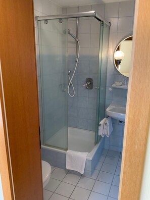 Doppelzimmer seitliche Seesicht ohne Balkon, mit Dusche/WC, max. 2 Pers.-Zimmer 19 / Bad