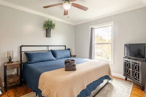 Guest bedroom 2, king bed, tv
