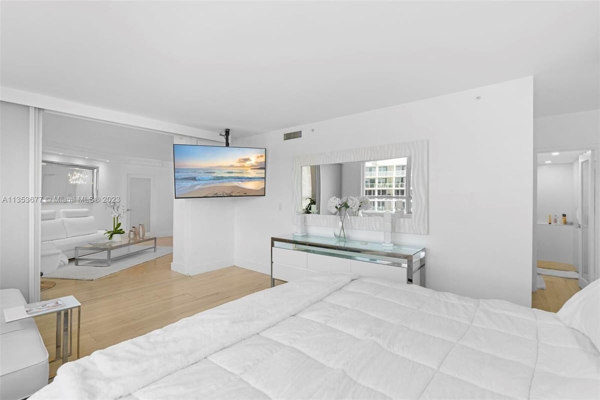 LUXURIOUS SOUTH BEACH 2 BED/1.5 BATH WITH MANY AMENITIES