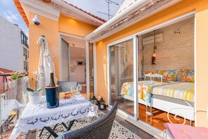 Welcome to a cozy retreat! This charming apartment will provide you will a Lisbon mood and breathtaking views. Come relax and enjoy!  #pt #portugal #lisbon #cozy #charming #breathtakingviews