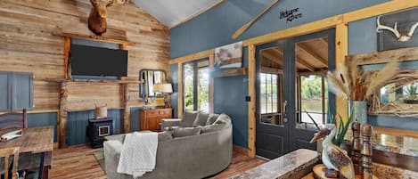 Super cozy & roomy lodge with every amenity you need for a relaxing vacation! Perched 30’ above the Red River! 