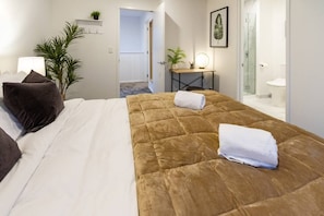 Master Bedroom and Bathroom - Hotel Quality Queen Bed, Soft Linen, Fluffy Pillows and Fresh Towels