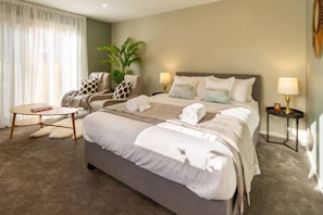 Hotel Quality Queen Bed, Linen, Fluffy Pillows and Fresh Towels