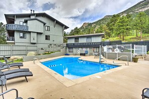 Fawn Valley Inn Community Amenities | Outdoor Pool | Gas Grill