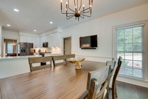 Dining Area & Kitchen | 1st Floor | Smart TV | High Chair