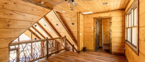 Preserve-Mountain-Getaway-Cabin-2nd-floor-hallway