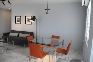 Xevize Apartment 4-Modern-2BDR-1BTH-perfect location (269)