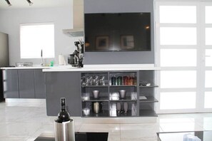 Xevize Apartment 4-Modern-2BDR-1BTH-perfect location (268)
