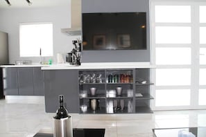 Xevize Apartment 4-Modern-2BDR-1BTH-perfect location (268)