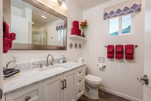 Pamper yourself in this elegant bathroom!




