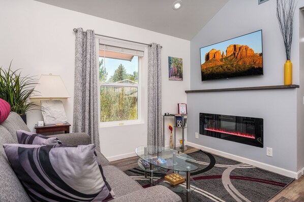 Smart TV + fireplace: Ultimate comfort!