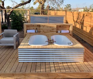 Outdoor spa tub