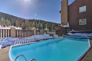 Community Amenities | Pool | Sauna | Ski Locker | Grills | Coin Laundry