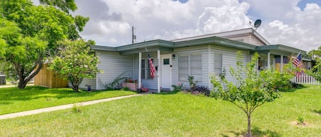 Corpus Christi Vacation Rental | 2BR | 1BA | 800 Sq Ft | 1 Small Step to Enter