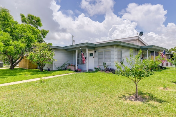 Corpus Christi Vacation Rental | 2BR | 1BA | 800 Sq Ft | 1 Small Step to Enter