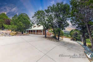 Welcome to Valley View! Check out the spacious circle driveway!