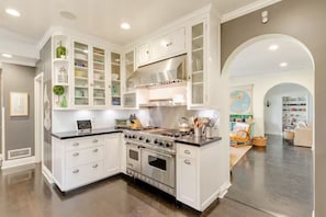 Kitchen w/premium amenities, Subzero refrigerator & Viking Stove/Oven