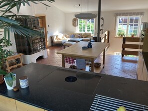 Bines Ferienwohnung 190 m², 1-9 Personen, 3 Schlafzimmer mit eigenem Bad, Regenwalddusche, großer Gemeinschaftsbereich-Sofaecke + Treppe