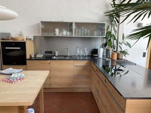 Bines Ferienwohnung 190 m², 1-9 Personen, 3 Schlafzimmer mit eigenem Bad, Regenwalddusche, großer Gemeinschaftsbereich-Küche