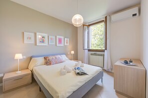 Double room with wardrobe and besides table